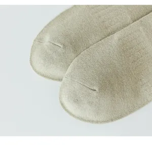 Nahaufnahme von weichen Rippstrick-Socken mit feiner Textur und sauberer Naht.