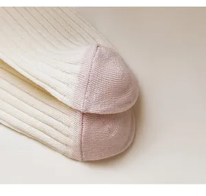 Detailansicht von Damen Rippstrick Socken mit Farbblock, weiche Textur und herbstlicher Stil.