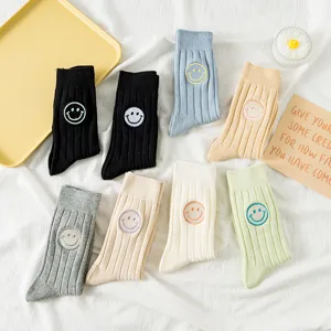 Niedliche bestickte Smiley-Gesicht-Socken, stylische japanische Baumwoll-Rippstrümpfe für Damen.