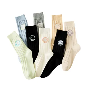 Niedliche gestreifte Damen-Socken mit Smiley-Bestickung, japanischer Baumwoll-Freizeitstil.