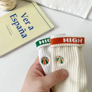 Bequeme Baumwoll-Sportsocken in mittlerer Länge mit Basketballstickerei und Bündchen.