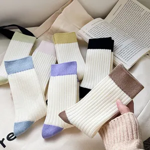 Damen Casual Baumwolle Farbblock Wadenlange Socken Koreanischer Stil Kontrast Gestreift Doppelstrick Rippen Crew Socken Für Alltag