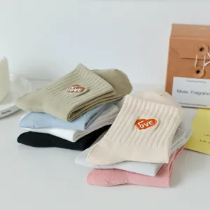 Damen Japanischer Preppy-Stil Besticktes Herz LOVE Baumwolle Mittelhohe Socken Gerippte Einfarbige Sport Socken Für Damen Alltag