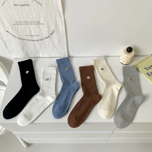 Herren Baumwoll Mid-Tube Sportsocken mit stilvoller Basketball-Bestickung, bequem und atmungsaktiv.