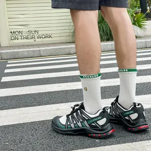 Bequeme Herren Wadenlange Baumwoll Sportsocken mit trendiger Stickerei fuer den Alltag.