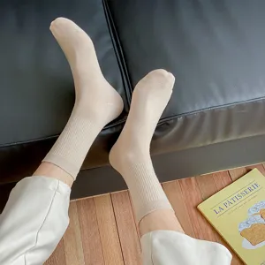 Herren einfarbige Baumwolle Mittelsocken Freizeitsocken in bequemer Lifestyle Umgebung