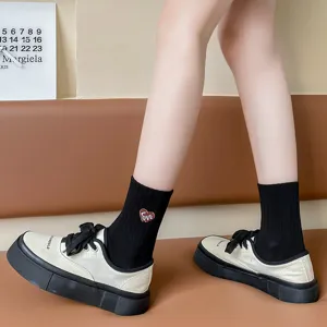 Damen einfarbige Mittelsocken mit süsser Herzstickerei und bequeme klobige Plateauschuhe