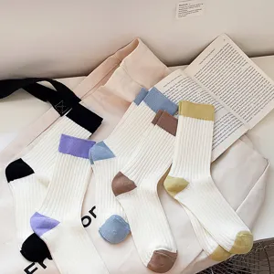 Damen Farbblock Mittelsocken Herbst koreanischer Stil lässig gestreifte Baumwollstrümpfe.
