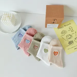 Einfarbige gerippte Damensocken, süße Liebesherz-Bestickung, japanischer College-Stil Wintersocken.