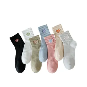 Einfarbige Damen Sportsocken Herbst Winter neue Stickerei Liebe Mid Tube Freizeitsocken