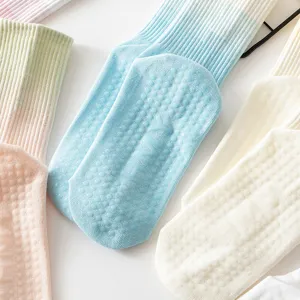 Farbverlauf Anti-Rutsch Yoga Socken für Damen, lange Baumwollsocken für Sport und Training.