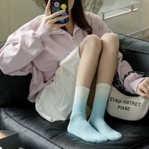 Calcetines de mujer con degradado, cómodos calcetines de algodón casuales y elegantes.