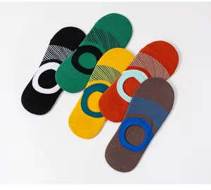 Vue détaillée de socquettes basses pour hommes avec motifs rayés colorés et tissu respirant doux.