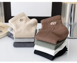 Bequeme Herren Kurze Baumwollsocken mit gesticktem Buchstaben W und einfarbigem Design.