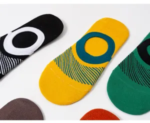 Gros plan détail de chaussettes basses pour hommes, confortables socquettes en coton.