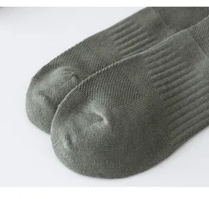 Detailansicht grauer Baumwollsocken mit feiner Strickstruktur, atmungsaktive Sportsocken.