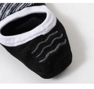 Détail de chaussette invisible homme, coton noir avec bande en silicone antidérapante.
