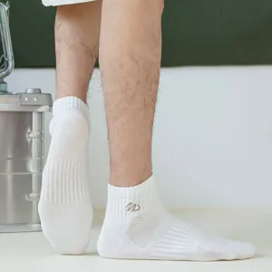 Herren weisse Baumwoll-Anklesocks mit sehr stilvoller Buchstaben W Stickerei für den Sport.