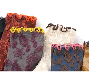 Nahaufnahme der ethnischen Jacquard-Damenstrümpfe mit Rüschen und reichen Texturen im Detail.