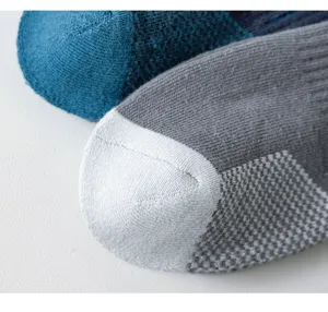 Primer plano detallado de calcetines deportivos para hombre con suela de felpa y protección.