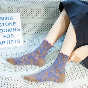 Japanische Vintage-Wadensocken für Damen mit süßen Rüschenrändern und ethnischen Mustern.