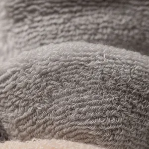 Calcetines deportivos de hombre de algodón vista detalle de tejido rizo gris suave.
