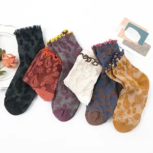 Damen Vintage Blumen Jacquard Mittelsocken mit süßem Rüschenrand und bequemem Baumwollmix.