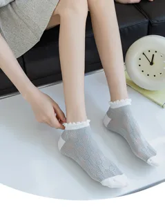 Chaussettes courtes d'été en maille respirante, design floral de dentelle à volants pour femmes.