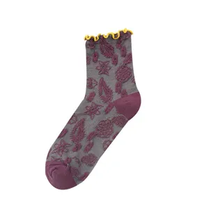 Damen japanische Retro Mesh Mittelsocken mit Blumenstickerei und gelbem Rüschenrand Saum.