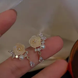 Elegant Korean style flower pearl rhinestone earrings, delicate gold finish, vintage design.