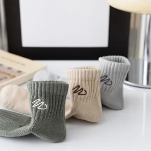 Herren einfarbige kurze Baumwollsocken mit stilvollem gestickten Buchstaben W für den Sommer.