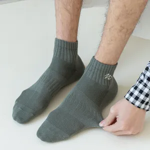 Herren einfarbige Baumwolle Kurzsocken Sneakersocken mit Buchstabe W Stickerei Hauptansicht