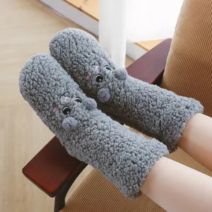 Graue flauschige lange Damensocken, gemütliche dicke Winter-Plüsch-Haussocken mit süßen Tierohren.