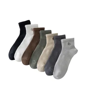 Herren einfarbige kurze Baumwollbootssocken mit Buchstabenstickerei, bequeme Sportsocken Set.