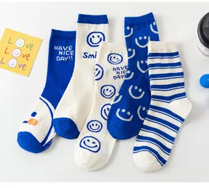 Leuke blauwe katoenen middelhoge sokken met smiley gezicht prints en hippe strepen.