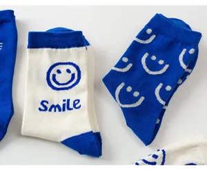 Schattige blauwe katoenen halverwege sokken voor dames met smiley print, comfortabele en hippe mode.