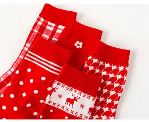 Rote Baumwolle festliche Mittelsocken Detailaufnahme mit klassischen Mustern wie Karo und Hirsch.