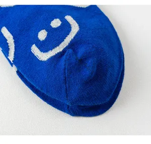 Comfortabele blauwe katoenen halverwege kousen voor dames met schattige gebreide glimlach.