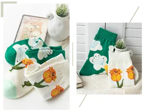 Vue détaillée de chaussettes en coton mi-haut avec de jolies fleurs vertes et jaunes.