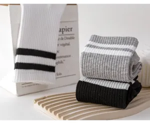 Calze a righe bianche e nere in stile coreano per uomo e donna, calze sportive casual alla moda.