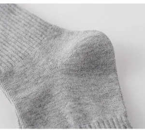 Primo piano di calzini alla moda in maglia a costine grigia, morbida consistenza.