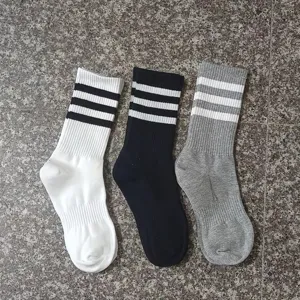 Calzini sportivi classici a tre strisce in bianco, nero e grigio, comodi per uso quotidiano e sport.