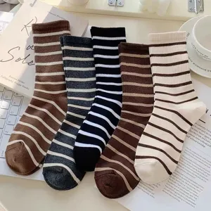 Calze a righe in stile Coreano per uomo e donna, classici modelli nero e bianco casual.
