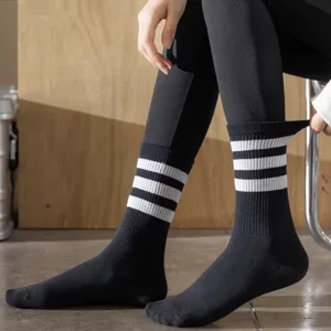 Calze lunghe nere classiche con tre strisce bianche per uomo e donna, abbigliamento sportivo.