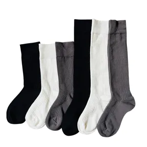 Klassische einfarbige gerippte lange Socken Set, bequemes Design, vielseitig für den Alltag.