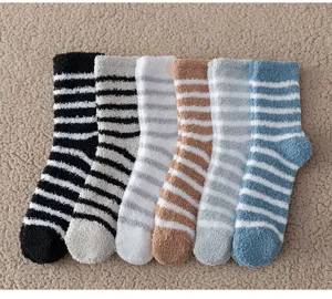 Nahaufnahme von herbstlichen gestreiften flauschigen Korallenfleece-Socken für Herren.