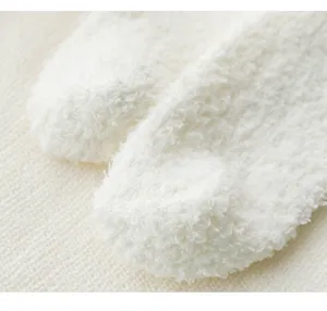Gros plan détail du tissu de chaussette chaude en molleton de corail moelleux blanc duveteux