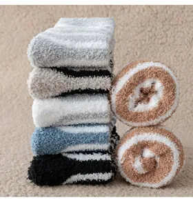 Gestreifte Korallenfleece Herren Winter verdickte Socken Detailansicht kuschelige Plüsch Textur