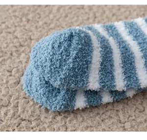 Herren blau weiß gestreifte flauschige Korallenfleece kuschelige Wintersocken Hausschuh Detail