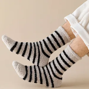 Herren Winter warme gestreifte Korallenfleece flauschige Socken, weiche Bodenstrümpfe